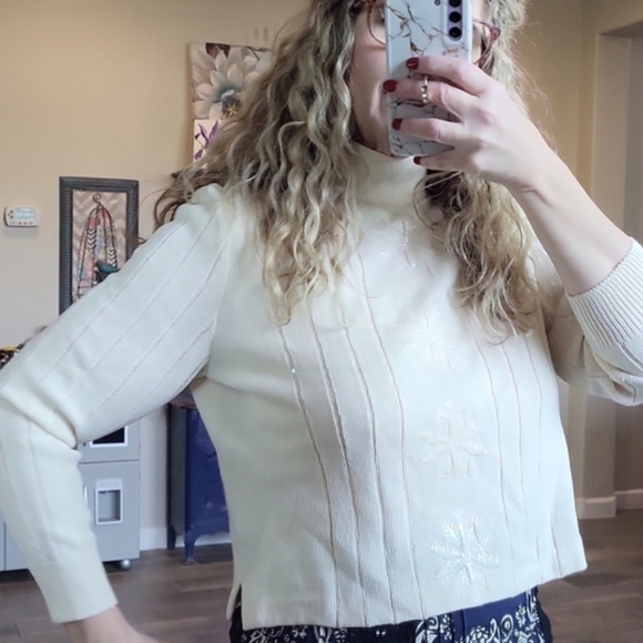 St. JOHN SPORT Cream Sequin Snowflake Sparkles Mock Neckline Size Small - Picture 5 of 13